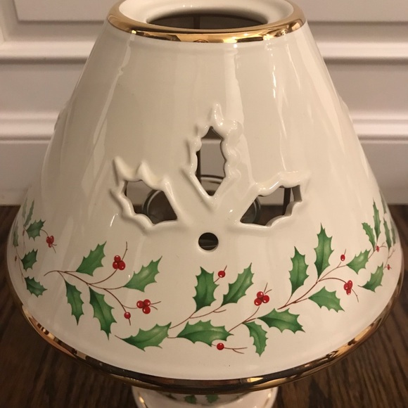 Lenox ~ Holiday Tea light Candle Lamp ~ Holly & Berry w/Gold Trim ~ EUC - Picture 2 of 7